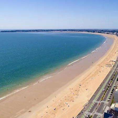 Plage à pied, spacieuse maison pour 12 *